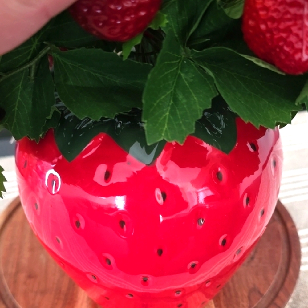 🍓 Martha Stewart Strawberry Ceramic Vase - Picture 3 of 4